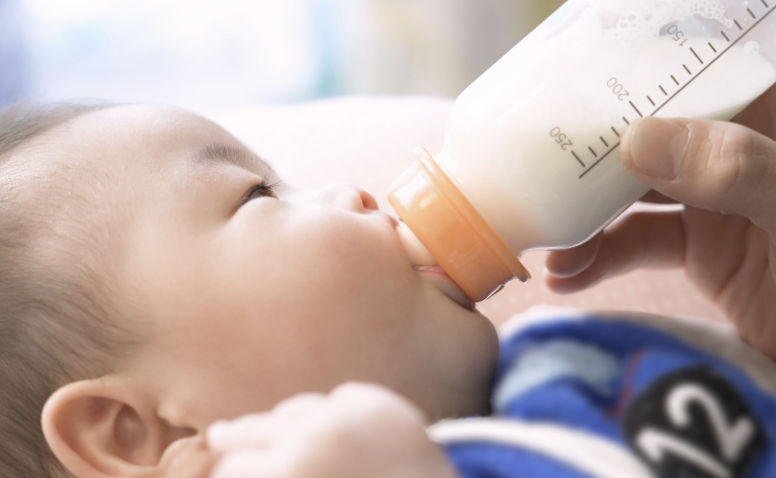 赤ちゃんがミルクを飲んでいる画像
